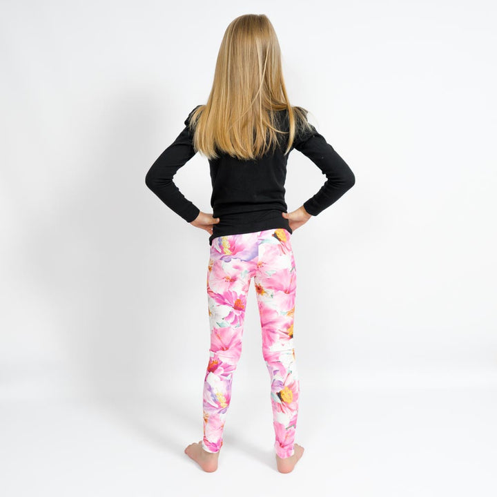 Barn i højtaljede mønstrede leggings. Meget elastiske og perfekt til leg og hverdag. Ikke gennemsigtige.